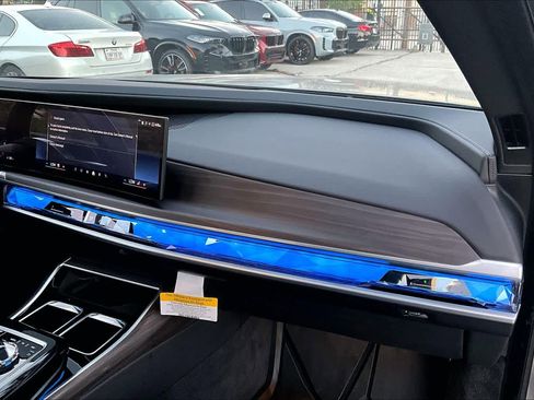 Used 2025 BMW i7 xDrive60 image 17