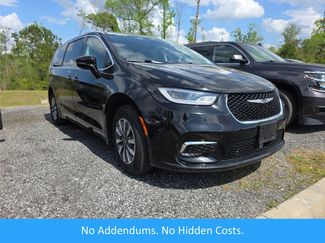 Used 2024 Chrysler Pacifica Select video 1