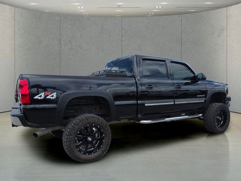 Used 2004 Chevrolet Silverado 2500 LS w/ Skid Plate Package AWD/4WD image 3