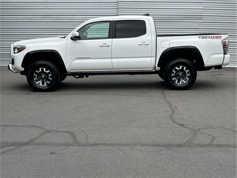 Used 2022 Toyota Tacoma TRD Off-Road w/ Technology Package image 7