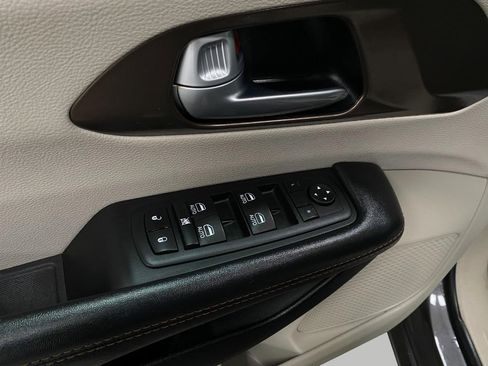 Used 2017 Chrysler Pacifica Touring-L Plus w/ Tire & Wheel Group image 30