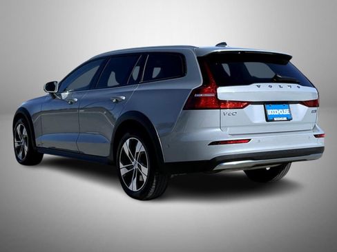 Used 2025 Volvo V60 B5 Cross Country Plus image 7