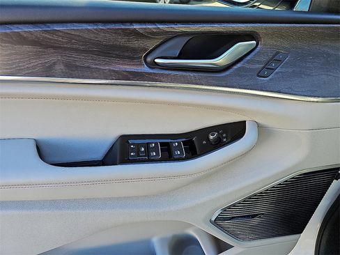 Used 2022 Jeep Grand Cherokee Overland image 13