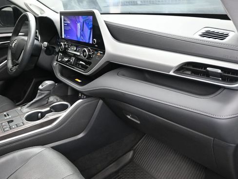 Used 2023 Toyota Highlander Platinum FWD image 25