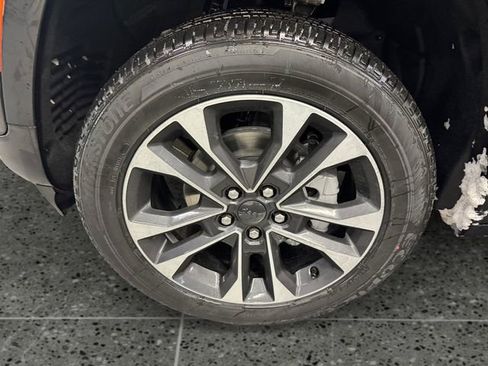 Used 2025 Jeep Grand Cherokee Overland image 24