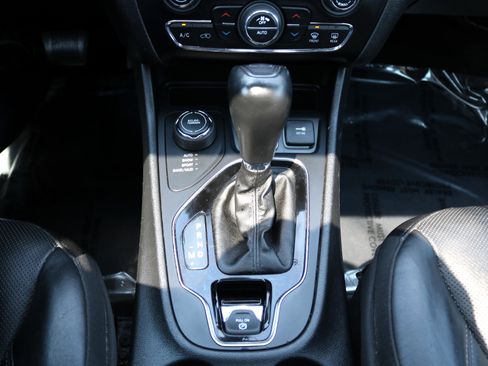 Used 2020 Jeep Cherokee Limited image 31