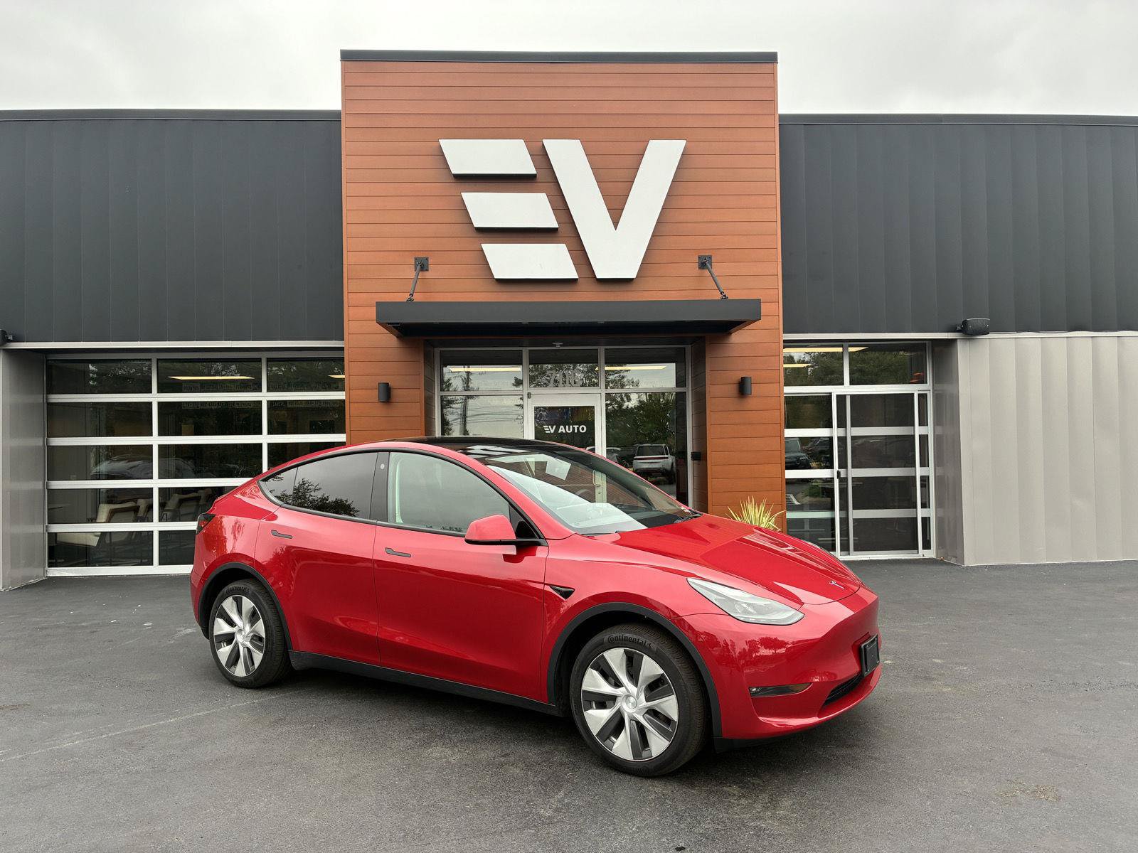 Used 2023 Tesla Model Y Long Range AWD/4WD image 1