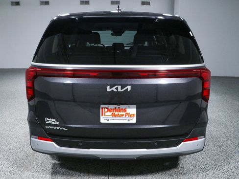 Used 2025 Kia Carnival FWD image 8