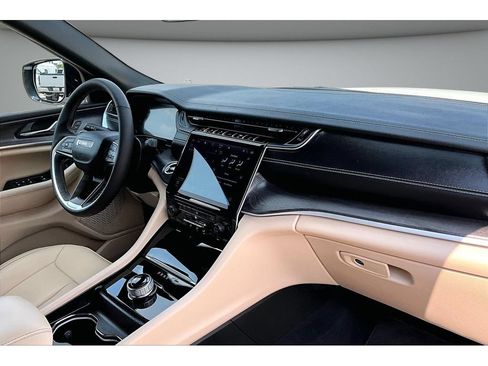 Certified 2025 Jeep Grand Cherokee Limited RWD image 46