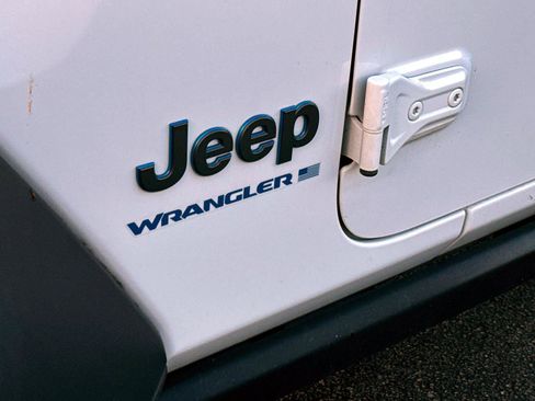 Used 2023 Jeep Wrangler Unlimited w/ Sun & Screen Package image 7