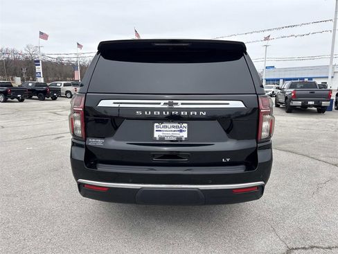 Used 2021 Chevrolet Suburban LT image 4