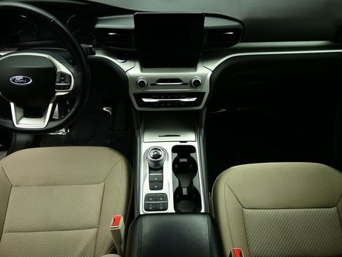 Used 2022 Ford Explorer XLT image 6