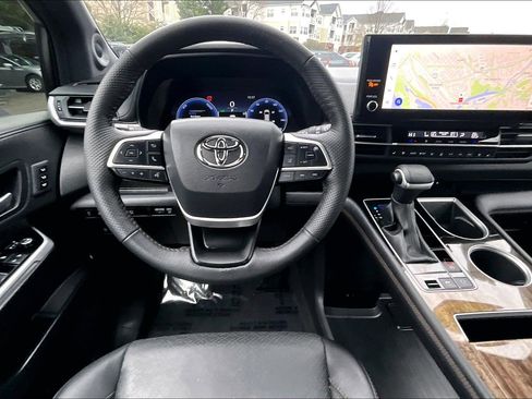 Used 2025 Toyota Sienna Platinum image 5