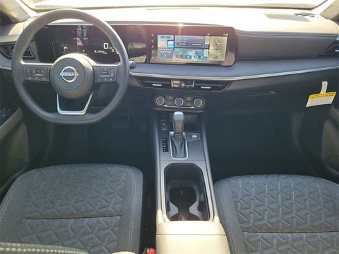 Used 2025 Nissan Kicks SV w/ Illumination Package image 17