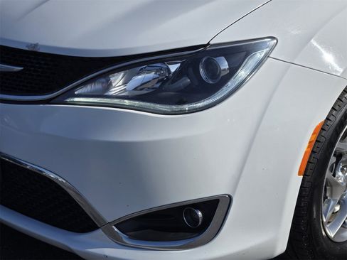 Used 2018 Chrysler Pacifica Limited image 9