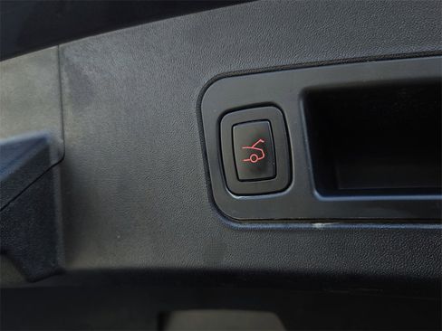 Used 2020 Tesla Model S Long Range Plus image 27