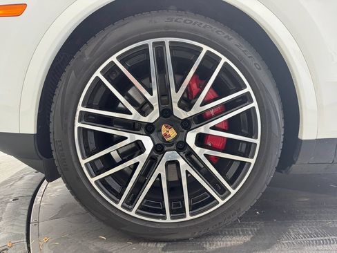 Used 2025 Porsche Cayenne S AWD/4WD image 10