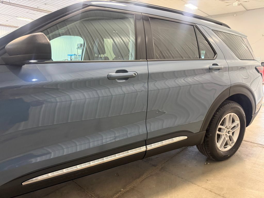 Used 2025 Ford Explorer Active AWD/4WD image 8