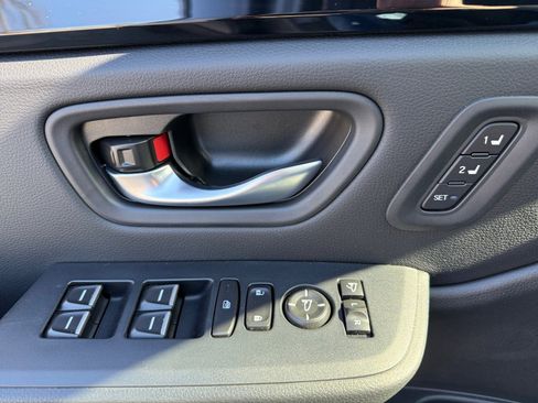 Used 2025 Honda Pilot TrailSport image 32