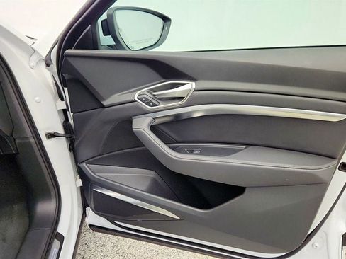 Used 2024 Audi Q8 e-tron Premium Plus image 27