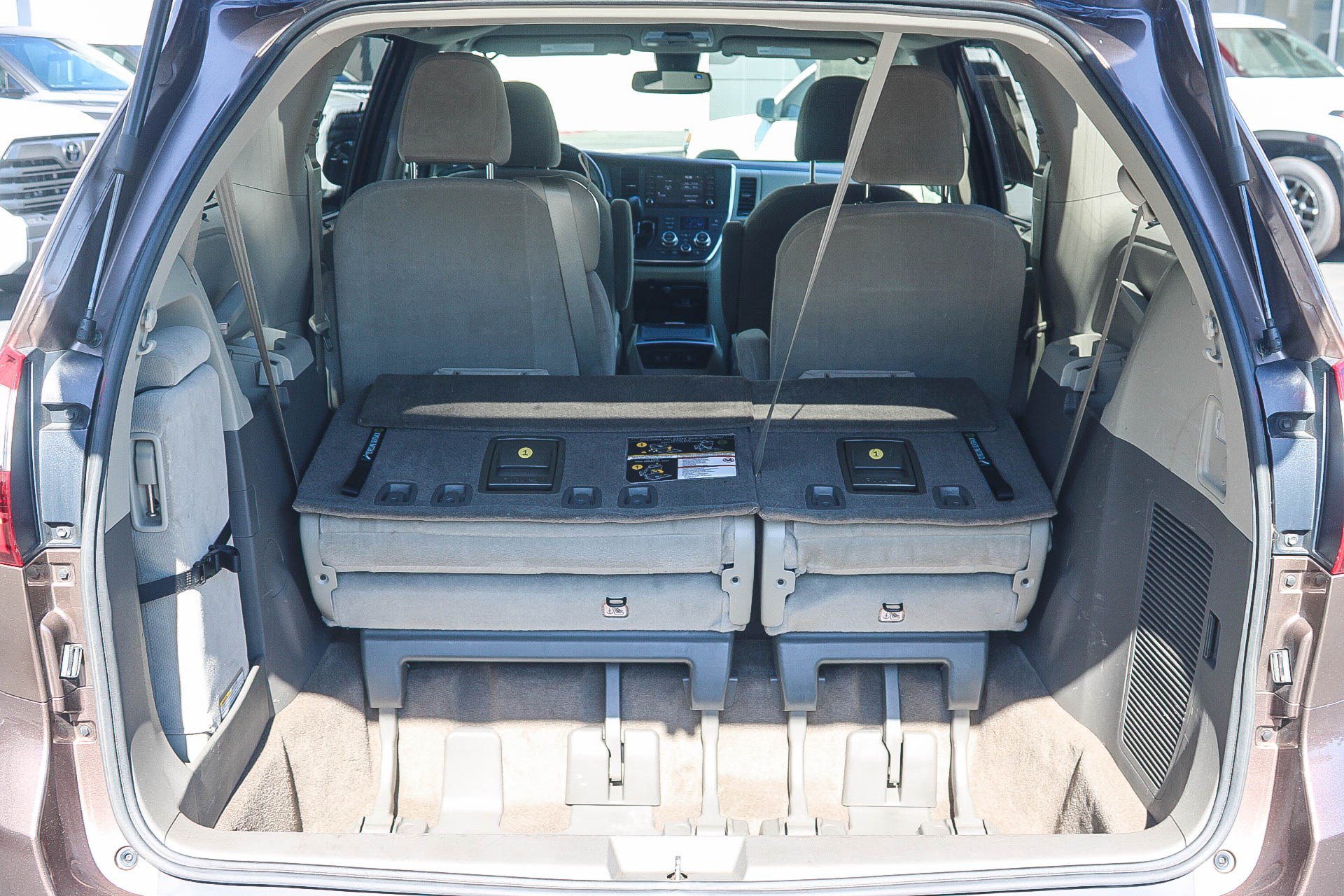 Used 2018 Toyota Sienna LE w/ Carpet Mat Package FWD image 26