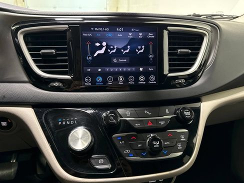 Used 2020 Chrysler Pacifica Touring-L Plus FWD image 16