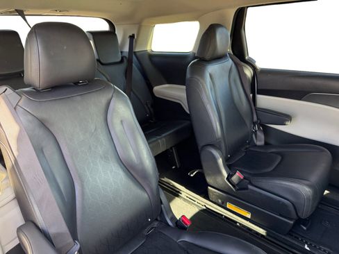 Used 2023 Kia Carnival LX image 18