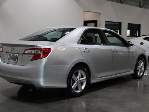 Used 2014 Toyota Camry SE image 12