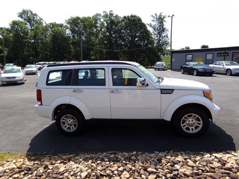 Used 2011 Dodge Nitro SE image 3