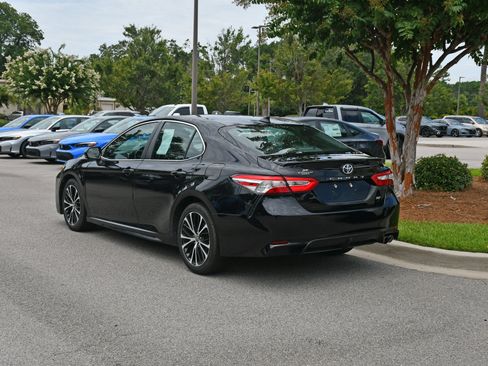 Used 2020 Toyota Camry SE FWD image 3