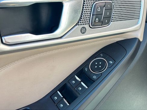 Used 2020 Ford Explorer Limited image 7