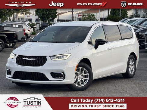 New 2026 Chrysler Pacifica Select FWD image 1