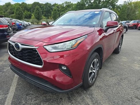 Used 2020 Toyota Highlander XLE AWD/4WD image 3