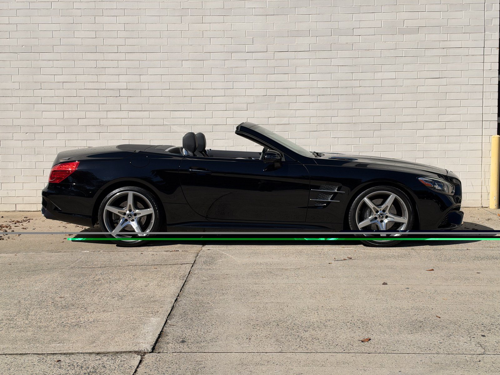 Used 2017 Mercedes-Benz SL 550 image 2