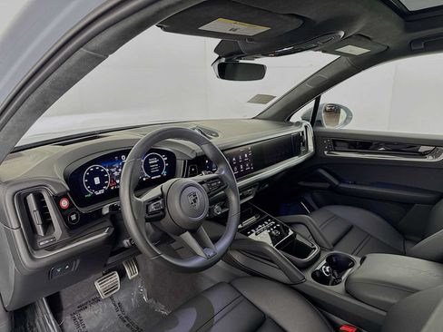 Used 2025 Porsche Cayenne Turbo AWD/4WD image 9