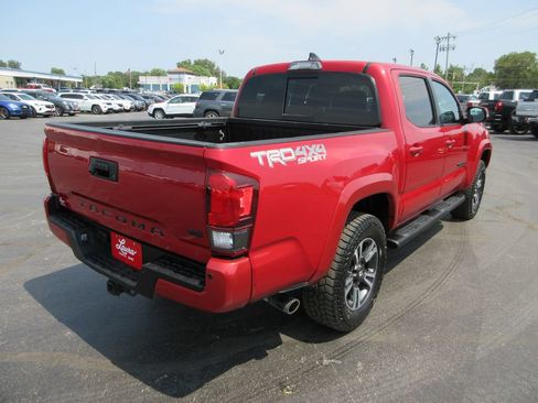 Used 2019 Toyota Tacoma TRD Sport AWD/4WD image 6