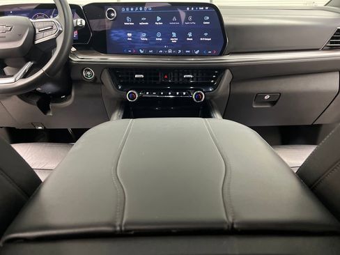 Used 2025 Chevrolet Suburban Z71 AWD/4WD image 43