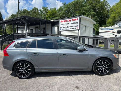 Used 2017 Volvo V60 T5 Premier w/ Convenience Package FWD image 2