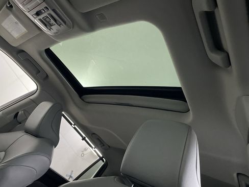 Used 2021 Toyota Highlander XLE image 19