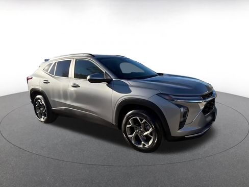 Used 2025 Chevrolet Trax LT image 2