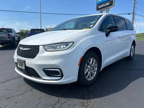 Used 2025 Chrysler Pacifica Select FWD image 1