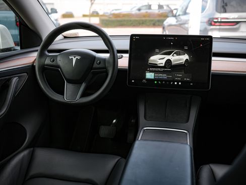 Used 2024 Tesla Model Y Long Range image 26