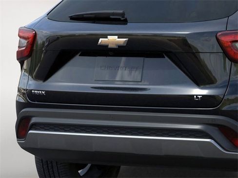 New 2026 Chevrolet Trax LT w/ Driver Confidence Package image 15