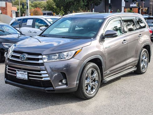 Used 2019 Toyota Highlander Limited Platinum image 3