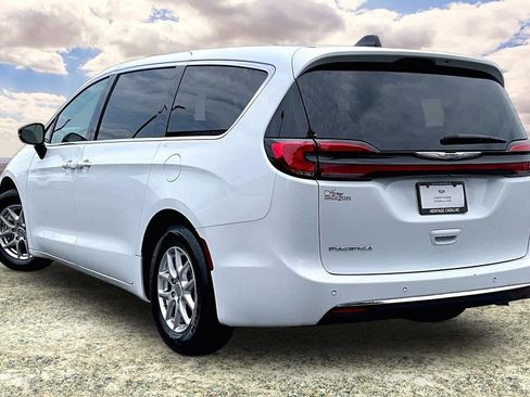 Used 2024 Chrysler Pacifica Touring-L FWD image 4