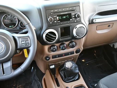 Used 2018 Jeep Wrangler Unlimited Rubicon w/ Connectivity Group AWD/4WD image 50