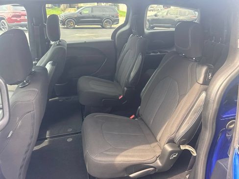 Used 2021 Chrysler Pacifica Touring w/ S Appearance Package FWD image 9