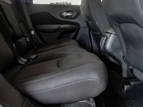 Used 2015 Jeep Cherokee Latitude w/ Cold Weather Group AWD/4WD image 34