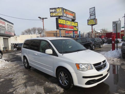 Used 2015 Dodge Grand Caravan SE image 3