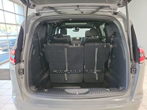 Used 2025 Chrysler Pacifica Limited image 52